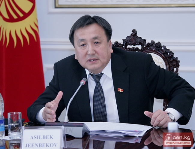Торага  Асылбек Жээнбеков ответил на ряд вопросов
