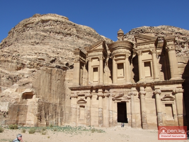 Город цвета красной розы