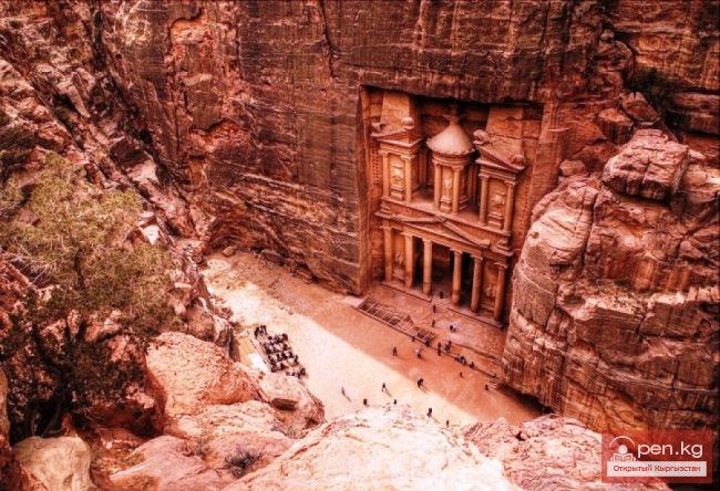 Город цвета красной розы