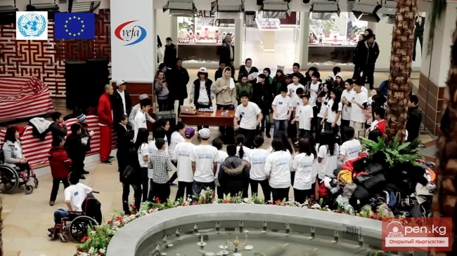 Танцевальный флешмоб в поддержку социальной справедливости в Кыргызстане