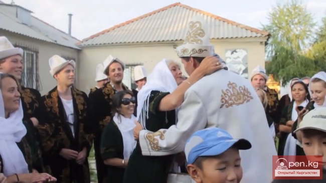 Семья из Швеции празднует 20-летие свадьбы в горах Кыргызстана