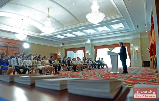 Президент Кыргызской Республики Алмазбек Атамбаев вручил президентские стипендии отличившимся студентам университетов страны