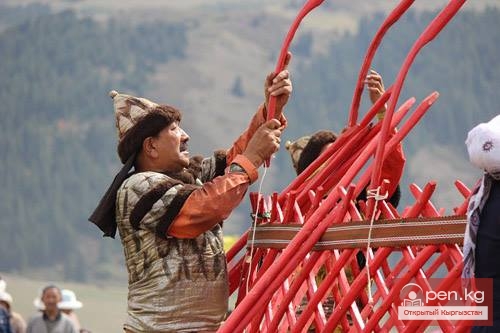 ВИК: Кыргызстанцы поставили рекорд по установке юрты, собрав за 17 минут