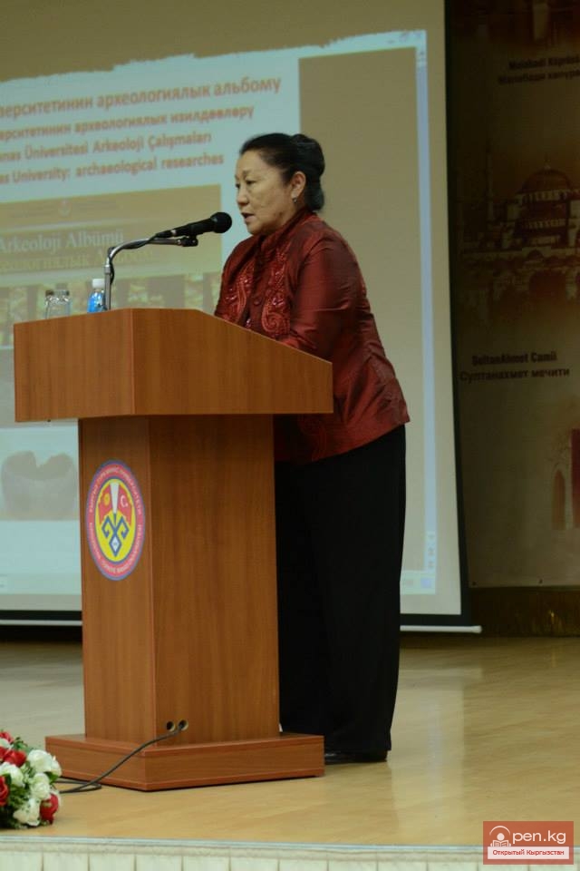 Археологи презентовали новый альбом об археологических памятниках и раскопках на территории Кыргызстана
