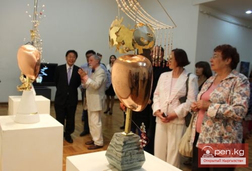В Музее ИЗО открылась выставка художника-ювелира В.А.Сырнева «Бишкек – Я твой мастеровой»