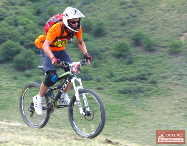 Соревнования по экстремальному Маунтинбайку среди гонщиков Кыргызстана и Казахстана