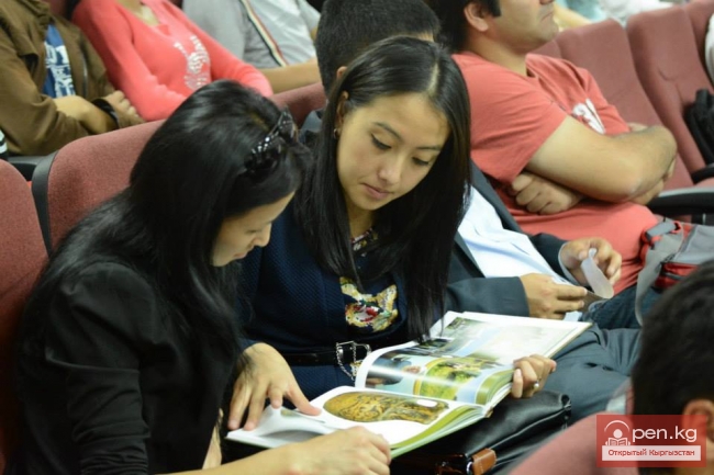 Археологи презентовали новый альбом об археологических памятниках и раскопках на территории Кыргызстана