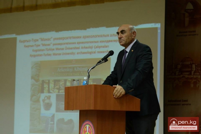 Археологи презентовали новый альбом об археологических памятниках и раскопках на территории Кыргызстана
