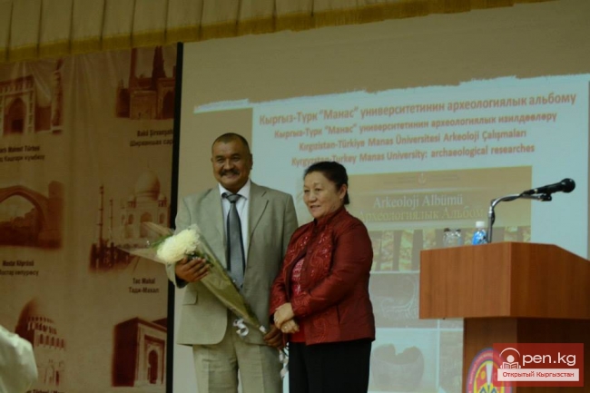Археологи презентовали новый альбом об археологических памятниках и раскопках на территории Кыргызстана