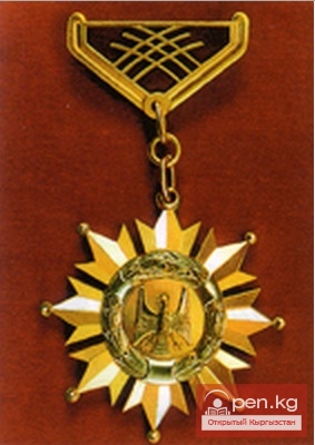 Высшая степень отличия «Кыргыз Республикасынын Баатыры», особый знак «Ак-Шумкар» Высшая степень отличия «Кыргыз Республикасынын Баатыры», особый знак «Ак-Шумкар»