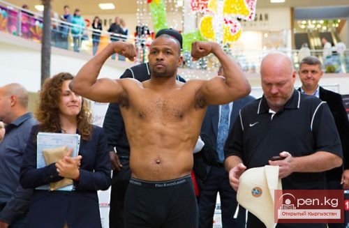 Кыргызский калпак помог американскому боксеру Рою Джонсу-младшему завоевать чемпионский титул