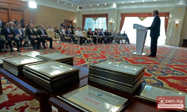 Президент Алмазбек Атамбаев поздравил спортсменов с успешным выступлением на международных соревнованиях и вручил им денежные премии