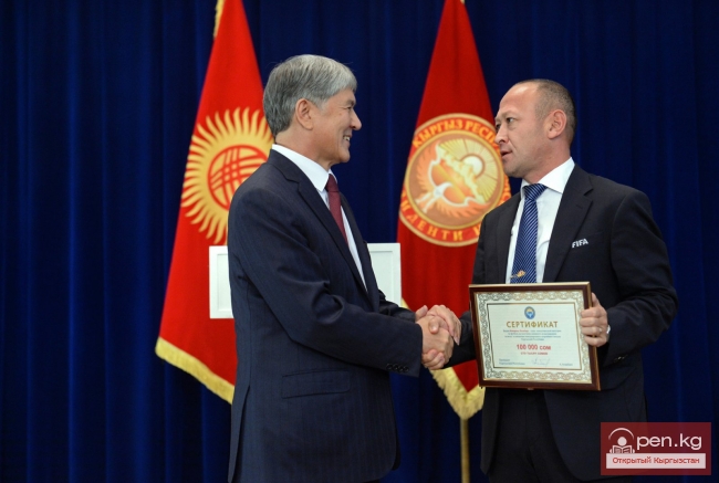 Президент Алмазбек Атамбаев поздравил спортсменов с успешным выступлением на международных соревнованиях и вручил им денежные премии