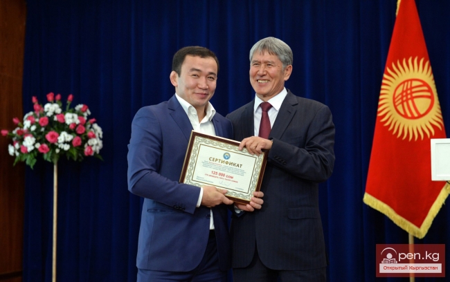 Президент Алмазбек Атамбаев поздравил спортсменов с успешным выступлением на международных соревнованиях и вручил им денежные премии