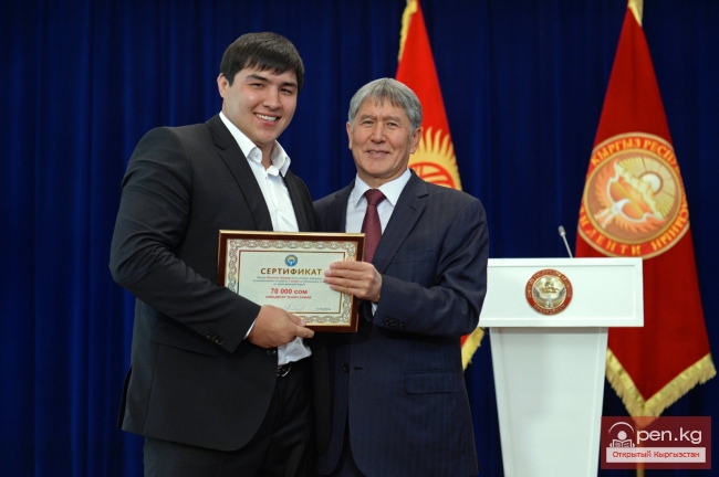 Президент Алмазбек Атамбаев поздравил спортсменов с успешным выступлением на международных соревнованиях и вручил им денежные премии