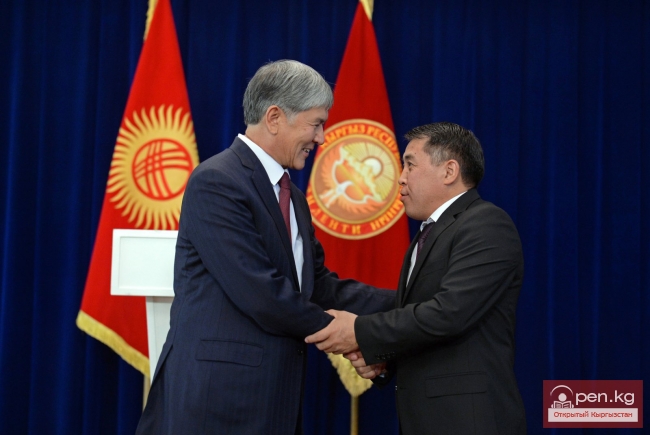 Президент Алмазбек Атамбаев поздравил спортсменов с успешным выступлением на международных соревнованиях и вручил им денежные премии