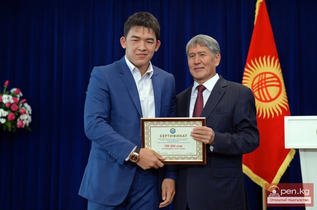 Президент Алмазбек Атамбаев поздравил спортсменов с успешным выступлением на международных соревнованиях и вручил им денежные премии