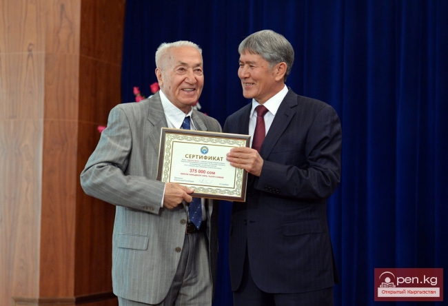 Президент Алмазбек Атамбаев поздравил спортсменов с успешным выступлением на международных соревнованиях и вручил им денежные премии