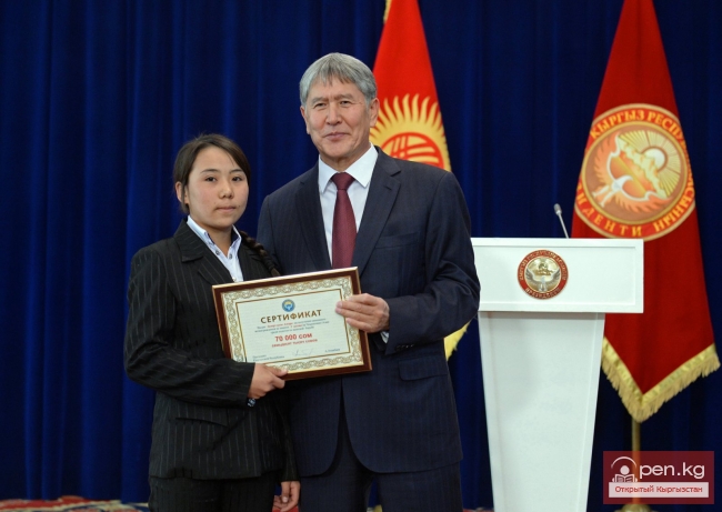 Президент Алмазбек Атамбаев поздравил спортсменов с успешным выступлением на международных соревнованиях и вручил им денежные премии