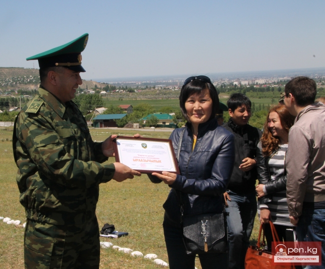 Пограничники военной части имени Исхака Раззакова получили ключи от квартир