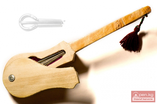 Самозвучащие кыргызские музыкальные инструменты: Темир комуз