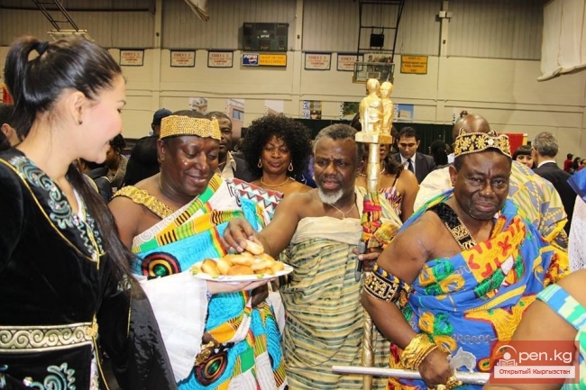 Короля Ганы накормили в США кыргызскими боорсоками