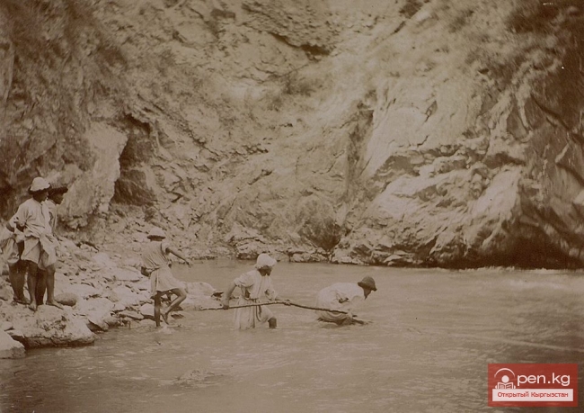 Строительство телеграфной линии Токмак-Пржевальск в 1900 г.