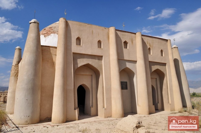 Кыргызские мавзолеи и гумбезы