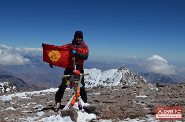 На высшей за пределами Азии точке планеты водрузили флаг Кыргызстана