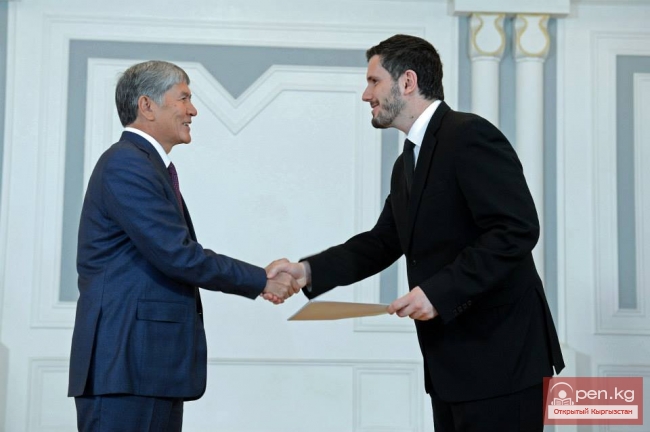 Президент Кыргызской Республики Алмазбек Атамбаев принял Верительные грамоты