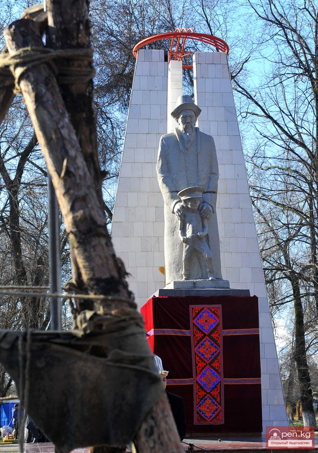 Премьер-министр Дж.Оторбаев принял участие в праздновании Нооруза и поздравил жителей Чуйской области