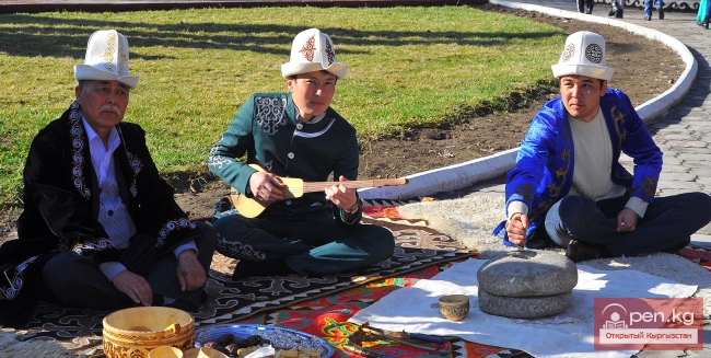Премьер-министр Дж.Оторбаев принял участие в праздновании Нооруза и поздравил жителей Чуйской области