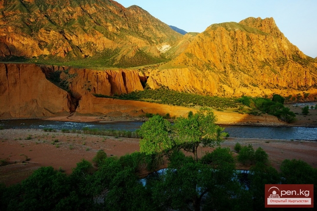 Красные скалы Кызыл Коргон