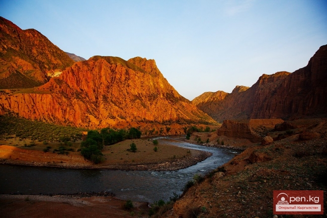 Красные скалы Кызыл Коргон