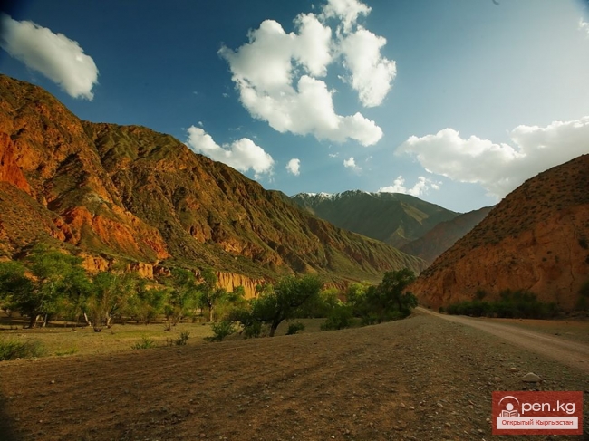 Красные скалы Кызыл Коргон