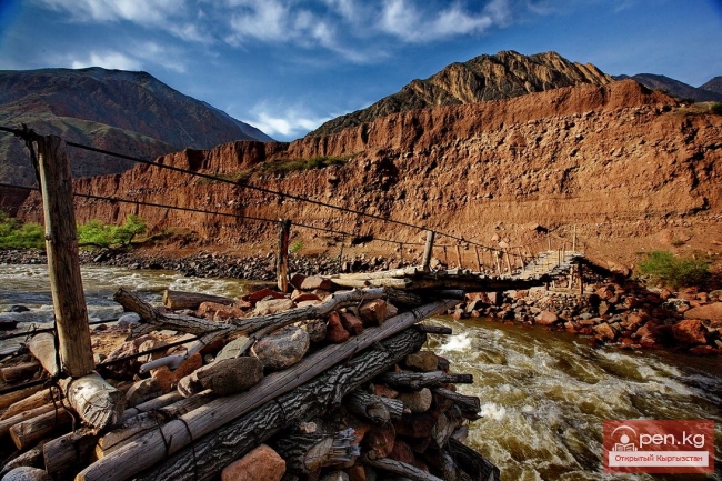 Красные скалы Кызыл Коргон