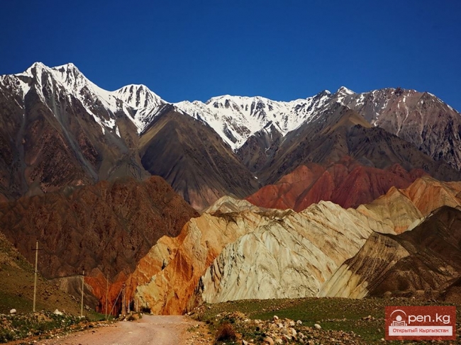 Красные скалы Кызыл Коргон