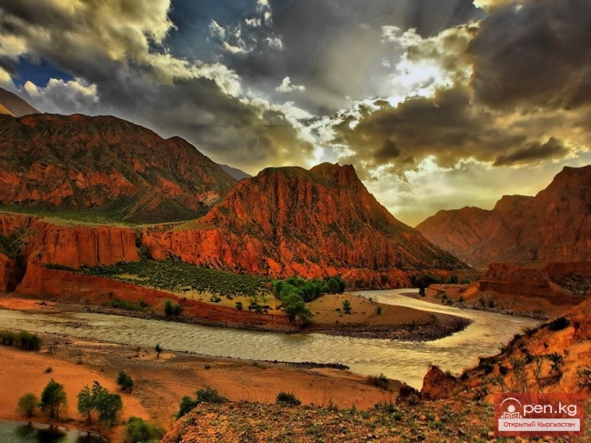 Красные скалы Кызыл Коргон