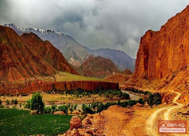 Красные скалы Кызыл Коргон