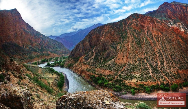 Красные скалы Кызыл Коргон