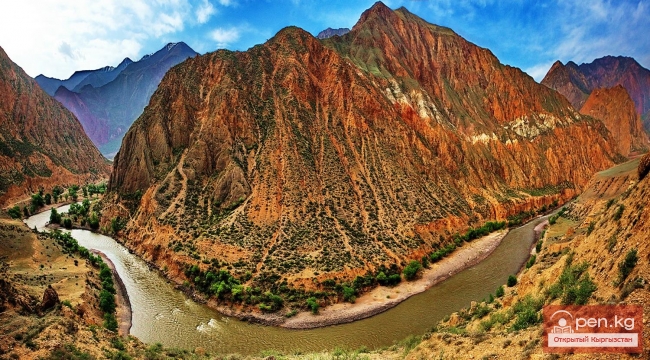 Красные скалы Кызыл Коргон