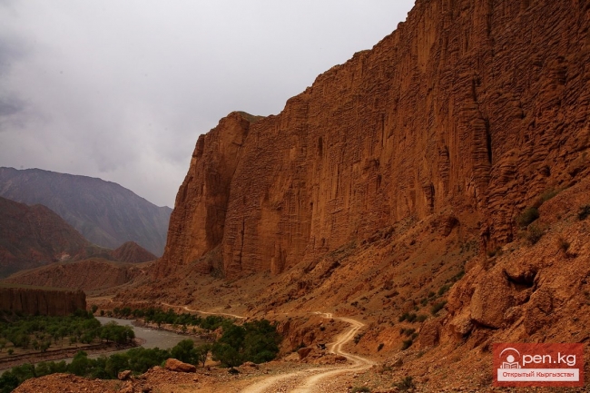 Красные скалы Кызыл Коргон