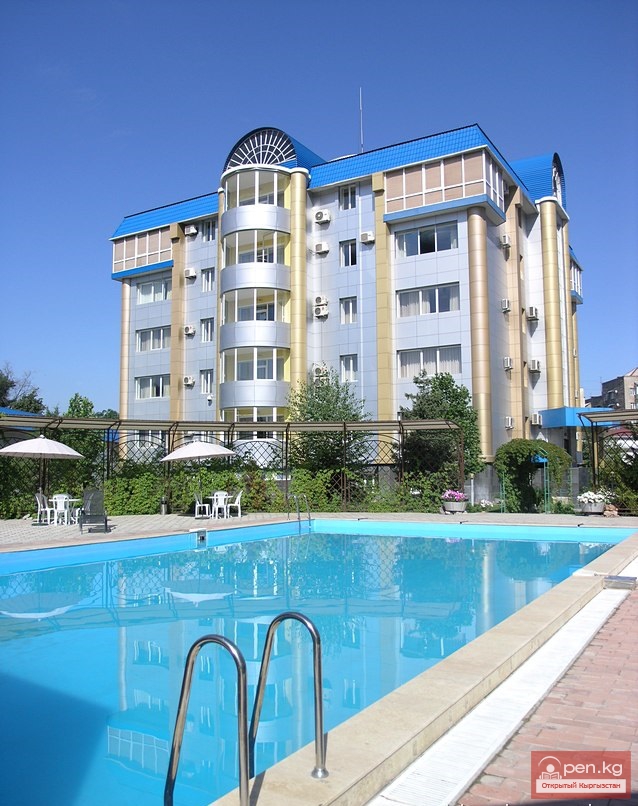 Открытый бассейн в «Золотом драконе» Открытый бассейн в «Золотом драконе»