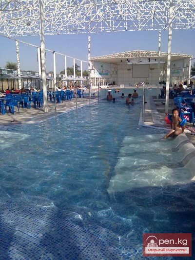 Бассейн в центре отдыха «St.Tropez» Бассейн в центре отдыха «St.Tropez»