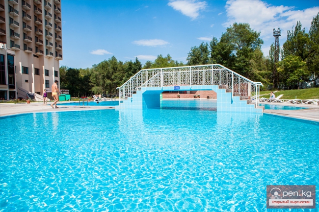 Открытый бассейн отеля «Ак-Кеме» (Пинара)