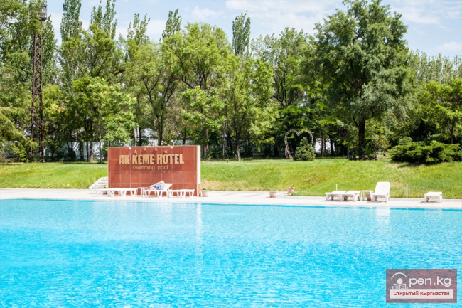 Открытый бассейн отеля «Ак-Кеме» (Пинара)
