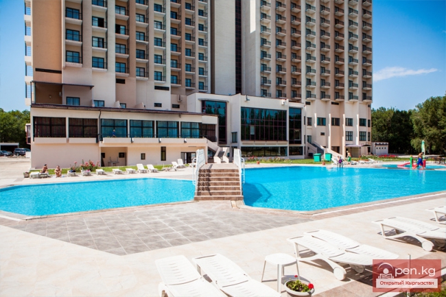 Открытый бассейн отеля «Ак-Кеме» (Пинара)