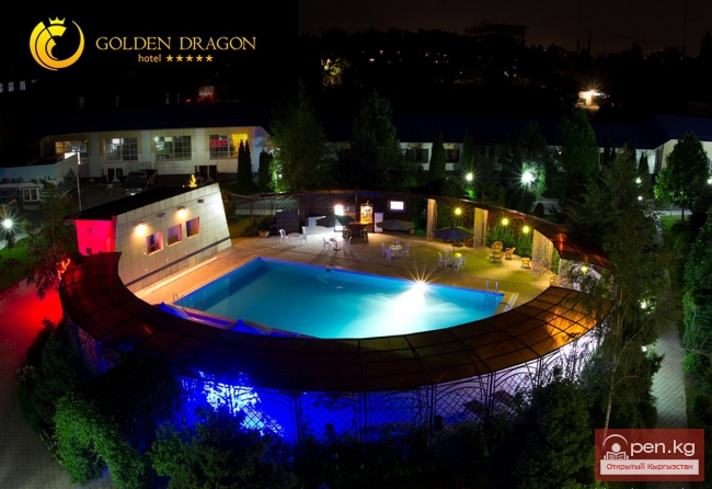 Открытый бассейн в «Золотом драконе»