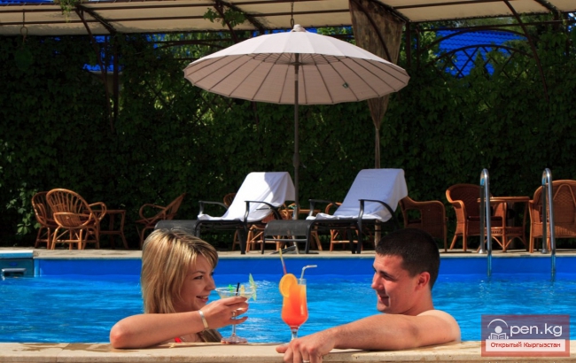 Открытый бассейн в «Золотом драконе»