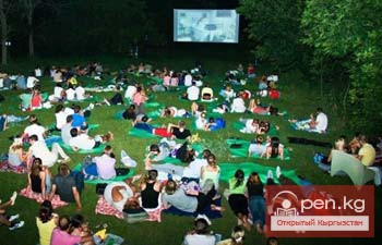 Бишкек проводит кинопоказы под открытым небом